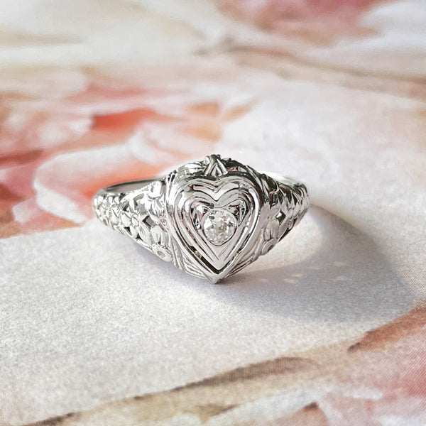 ESTATE 18K WHITE GOLD FILIGREE RING WITH HEART SHAPED CENTER